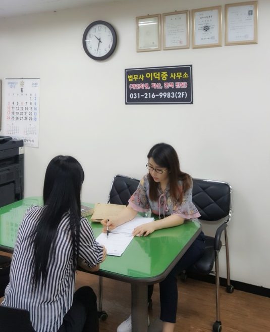 이덕중 법무사사무소에서 1:1 개인회생 상담을 하는 모습